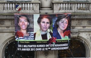 648x415_poster-accroche-9-janvier-2014-facade-mairie-10eme-arrondissement-portraits-sakine-cansiz-figure-historique-mouvement-rebelle-parti-travailleurs-kurdi